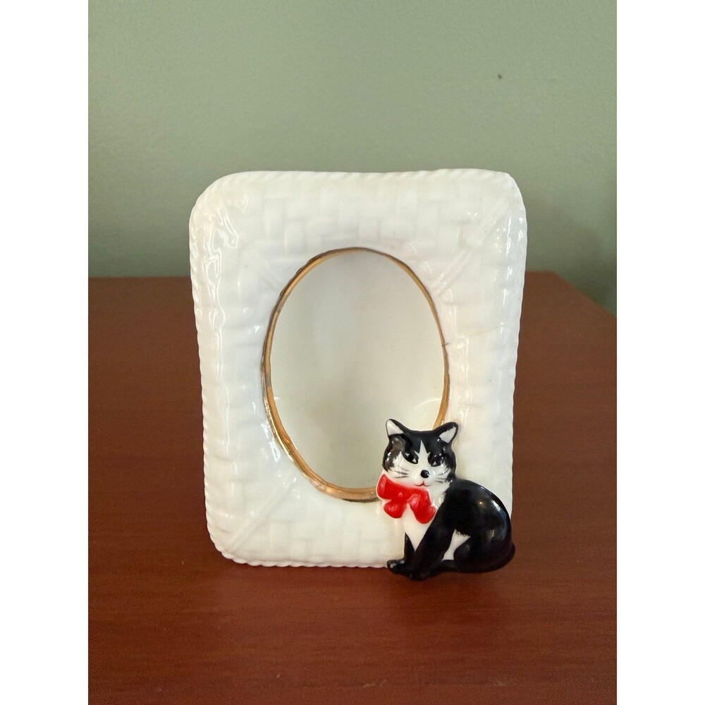 Vintage adorable picture frame with cat